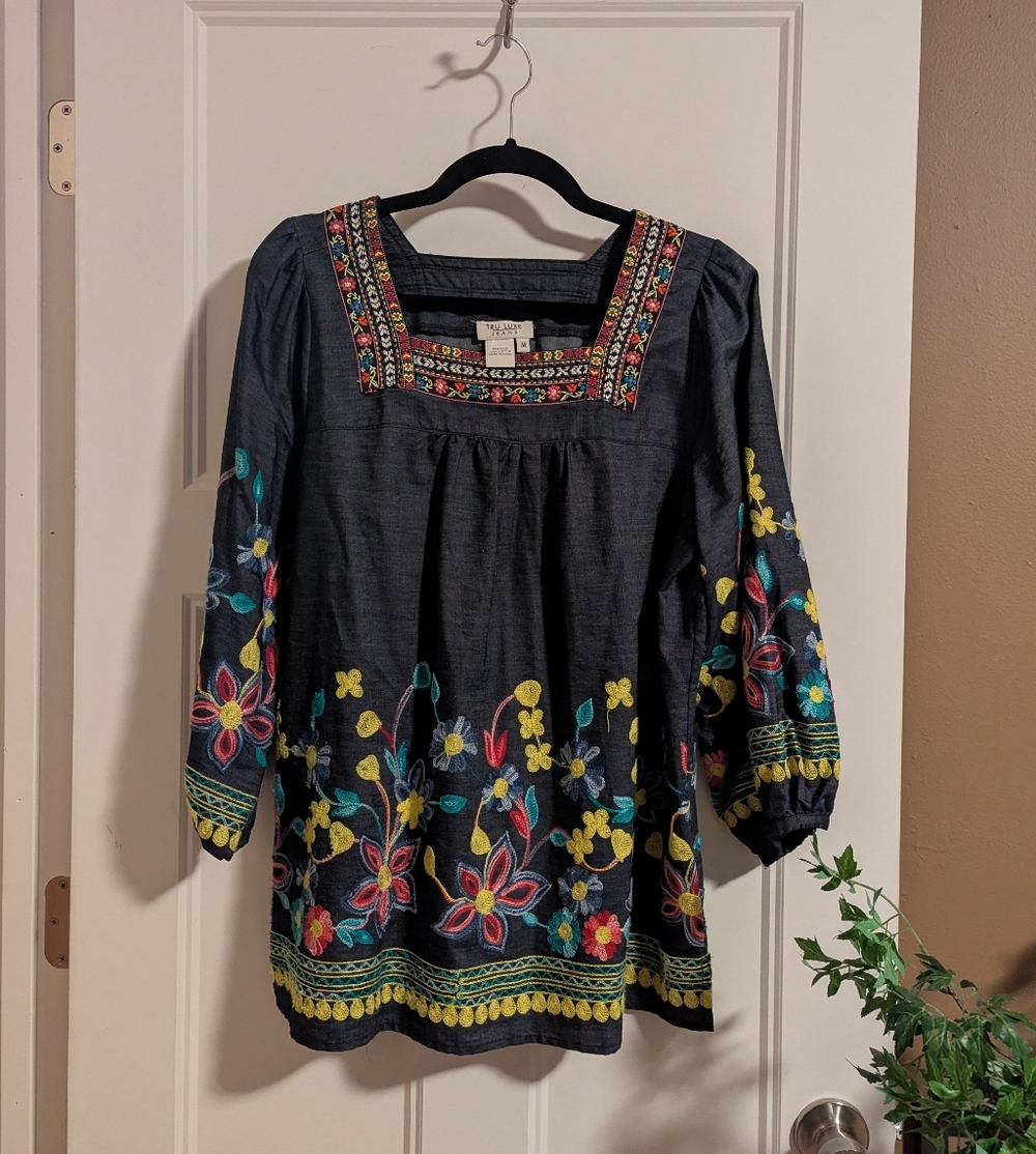 Tru Luxe Jeans Dark Wash Denim Top Multicolored Embroidery. Size Medium. Boho.